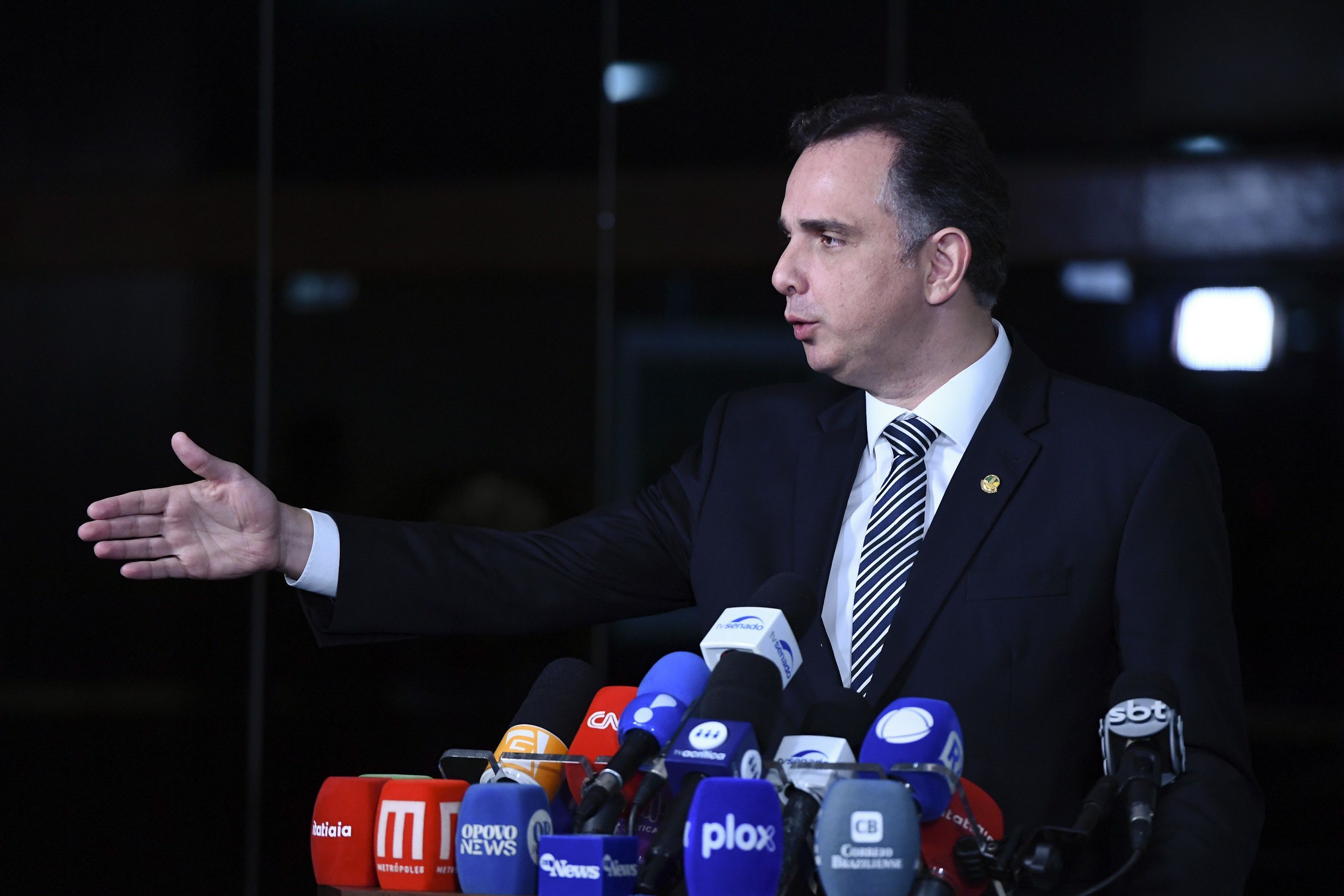 O presidente do Senado, Rodrigo Pacheco (PSD-MG), conversou com jornalistas logo após reunião com líderes partidários para discutir a medida provisória (MP) que propõe a reoneração gradual da folha de pagamento de diferentes setores da economia. O presidente do Senado ressaltou a importância de se construir junto com o executivo uma solução para arrecadação que seja sustentável.