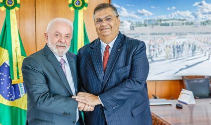 Futuro ministro do STF, Flávio Dino posa em foto com o presidente Lula (PT)