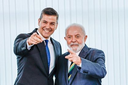 Os presidentes do Paraguai, Santiago Peña, e do Brasil, Luiz Inácio Lula da Silva, em encontro no Planalto