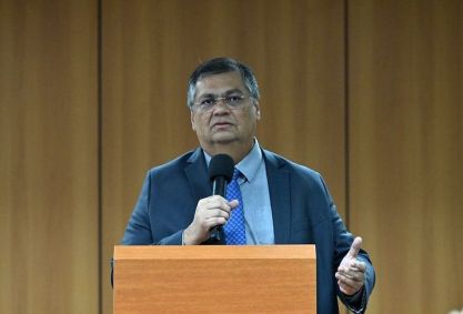 O atual ministro da Justiça, Flávio Dino, durante coletiva sobre a transição com o futuro ministro da pasta, Ricardo Lewandowski
