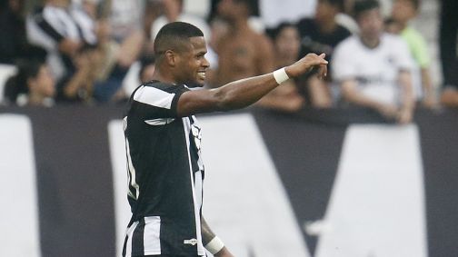 Júnior Santos comemora o gol da vitória do Botafogo