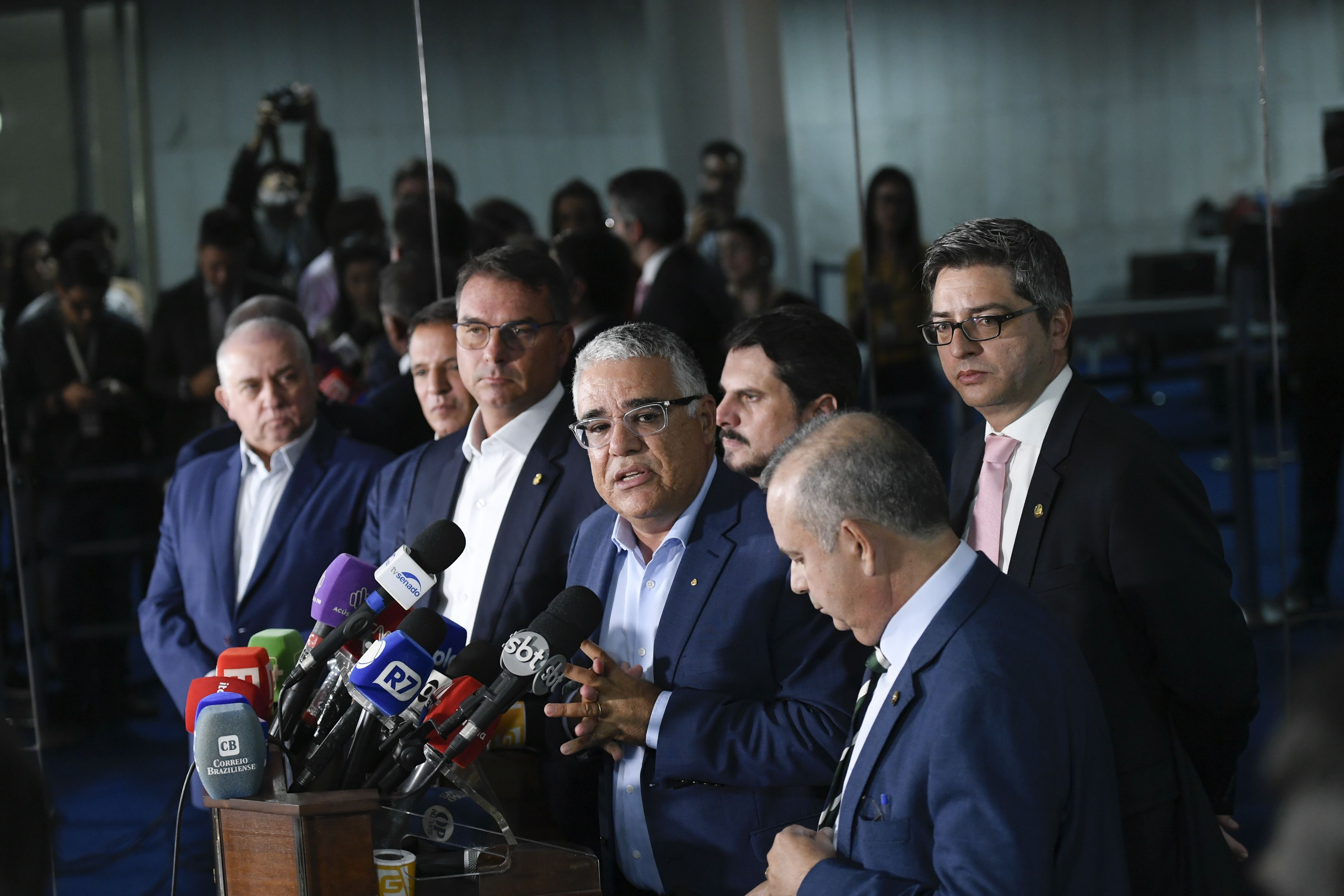 Os senadores Rogério Marinho (PL-RN), Eduardo Girão (Novo-CE), Flávio Bolsonaro (PL-RJ), Izalci Lucas (PSDB-DF), Marcio Bittar (União-AC), Marcos do Val (Podemos-ES), Carlos Portinho (PL-RJ) conversam com a imprensa Foto: Edilson Rodrigues/Agência Senado