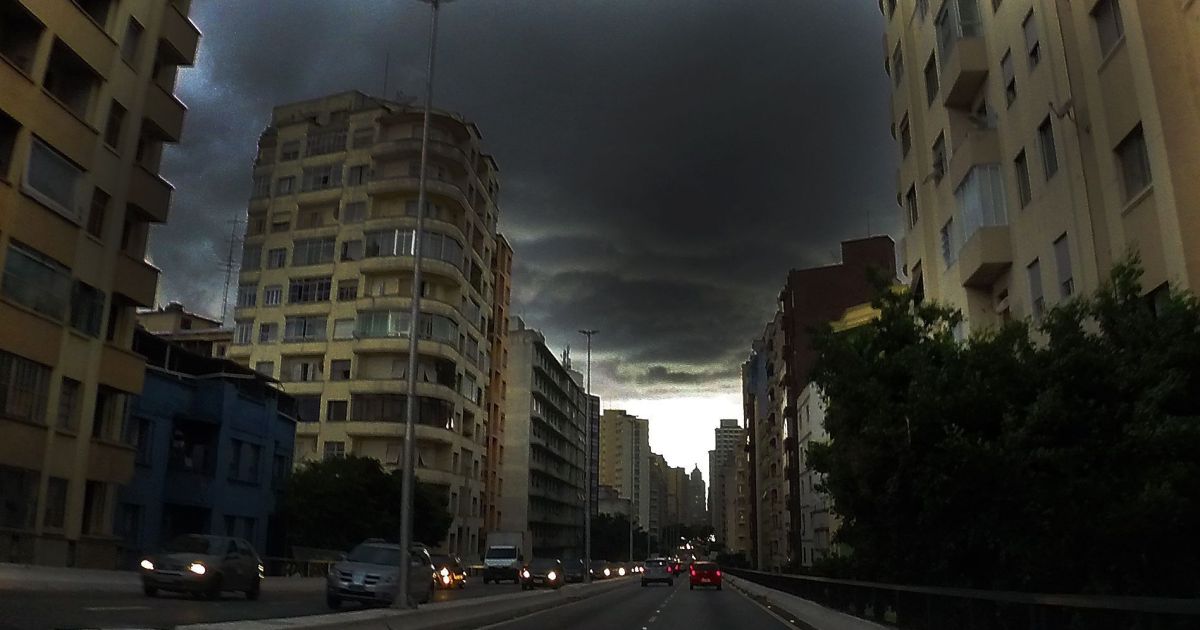 Céu nublado e chuva intensa sobre a cidade de São Paulo
