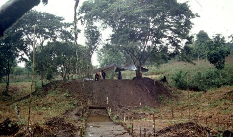 Plataforma terrestre do sítio Sangay, Vale Upano, Equador, durante escavação arqueológica.