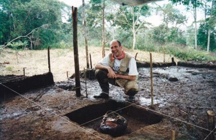 Stéphen Rostain atrás de um pote de cerâmica para cerveja de milho doce (chicha) durante a escavação arqueológica em grande escala em uma plataforma de terra no sítio Sangay, Vale Upano, Equador