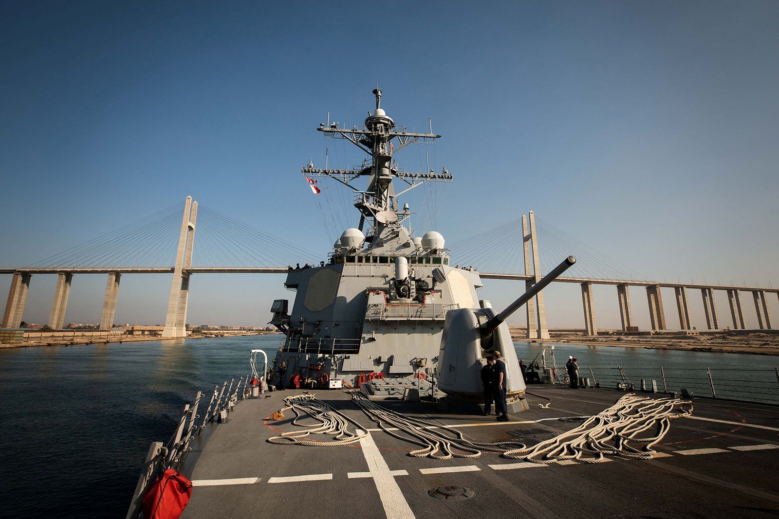O destruidor de mísseis guiados classe Arleigh Burke da Marinha dos EUA USS Carney transita pelo Canal de Suez, no Egito, em 18 de outubro de 2023