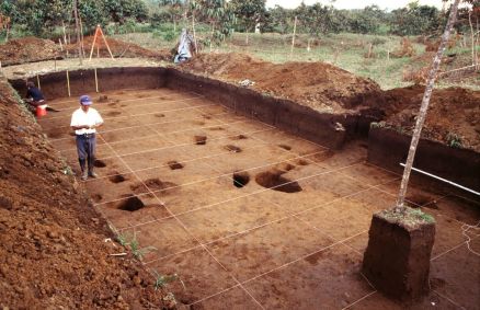 Escavação arqueológica em grande escala em uma plataforma terrestre do sítio Kilamope, Vale Upano, Equador
