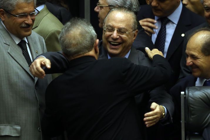 29 out. 2013 -Luiz Inácio Lula da Silva (costas) é abraçado pelo deputado Paulo Maluf (PP-SP) após receber a medalha "Suprema Distinção", no plenário da Câmara dos Deputados / ANDRE DUSEK/ESTADÃO CONTEÚDO