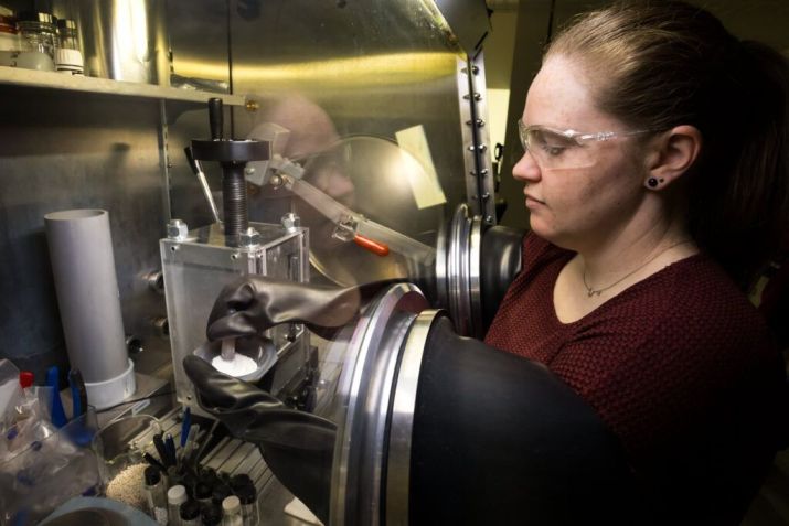 cientista de materiais do PNNL, Shannon Lee, mistura matérias-primas para sintetizar o novo eletrólito sólido descoberto com uso de IA e supercomputadores da Microsoft. / Dan DeLong para Microsoft