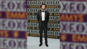 Adam Brody, de &quot;O.C.: Um Estranho no Paraíso&quot;, no tapete vermelho da 75ª edição do Emmy