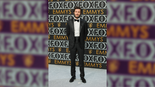 Adam Brody, de &quot;O.C.: Um Estranho no Paraíso&quot;, no tapete vermelho da 75ª edição do Emmy