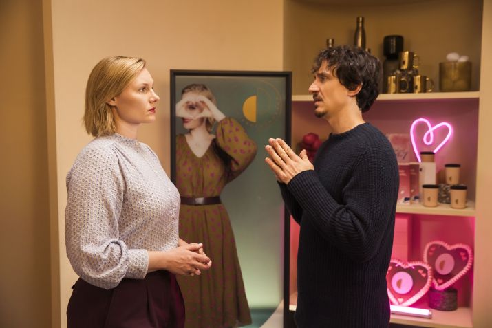 Rosalie Thomass como Maria, Laurence Rupp como Karl em "Agência do Amor". / Foto: Cortesia da Netflix © 2023
