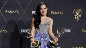 Ali Wong, vencedora de Melhor Atriz Principal em Série Limitada ou Antológica ou Filme e Melhor Série Limitada ou Antológica por &quot;Treta&quot;