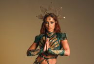 Anitta homenageia Mocidade e Elza Soares em look de show