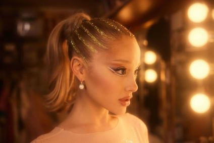 Ariana Grande lançou o primeiro single do seu novo álbum