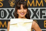 Atriz de "The White Lotus" usa look com alfinete gigante; veja