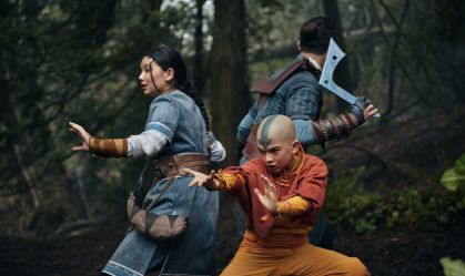 Da esquerda para a direita, Kiawentiio como Katara, Gordon Cormier como Aang, e Ian Ousley como Sokka na 1ª temporada de "Avatar: O Último Mestre do Ar"