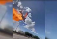 Avião pega fogo ao bater em rede elétrica e cai em rodovia do Chile; veja vídeo