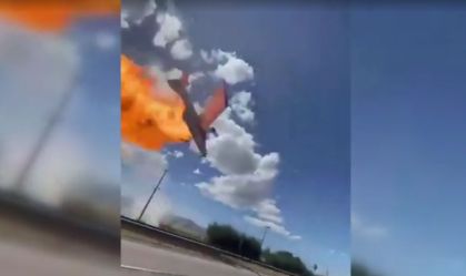 Avião pega fogo ao bater em rede elétrica e cai em rodovia do Chile; veja vídeo