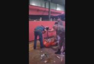 PMs de Goiás arrastam mulher pela perna e batem em homem com cassetete