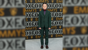 Bella Ramsey, de &quot;The Last of Us&quot;, no tapete vermelho da 75ª edição do Emmy