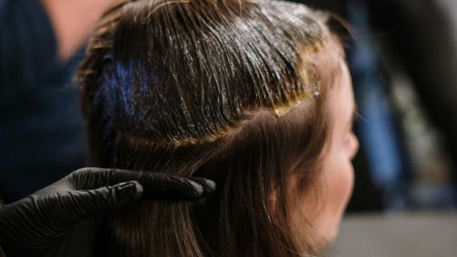 Aplicação de produtos químicos no cabelo e coro cabeludo podem apresentar riscos aos fios e à saúde se não for feita adequadamente