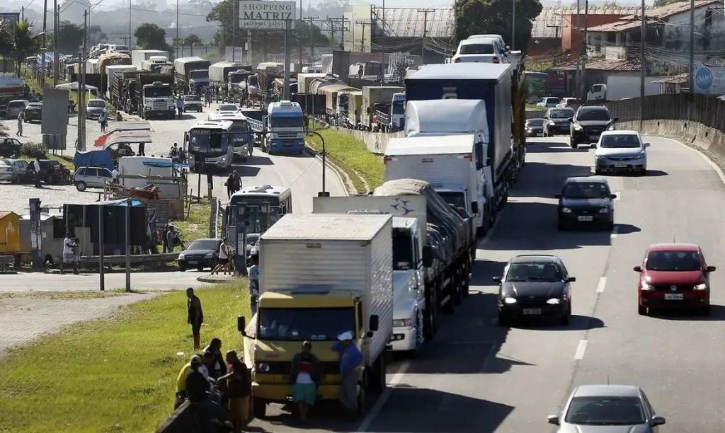 Os motoristas que possuem Carteira Nacional de Habilitação (CNH) nas categorias C, D e E, precisam apresentar teste toxicológico.