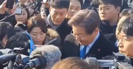 Lee Jae-myung foi atacado em Busan, na Coreia do Sul