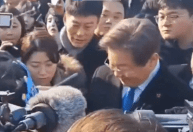 Líder da oposição sul-coreana é atacado com faca em entrevista coletiva