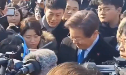 Líder da oposição sul-coreana é atacado com faca em entrevista coletiva