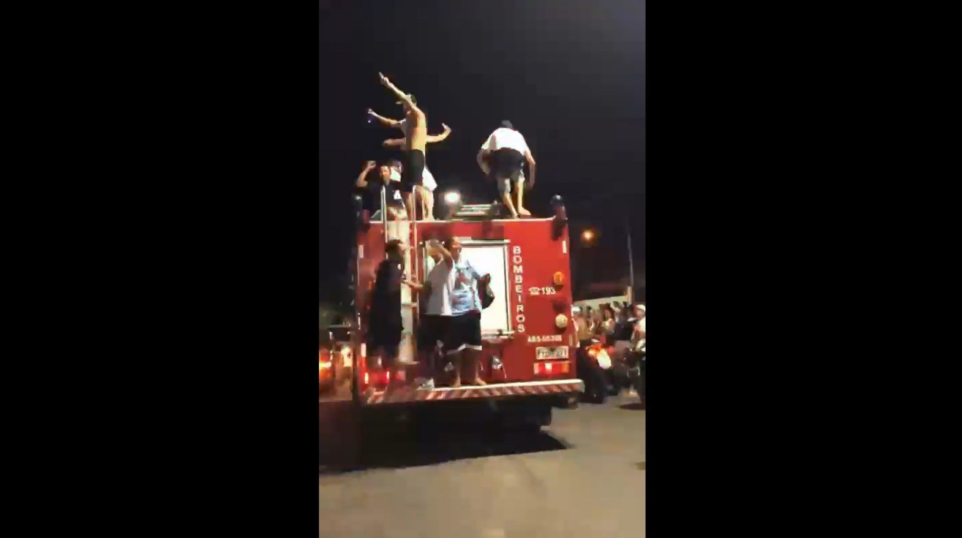Grupo dança em cima de caminhão dos bombeiros durante incêndio