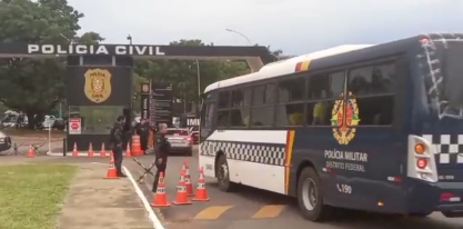 Ônibus da PM do Distrito Federal com presos do 8 de janeiro de 2023