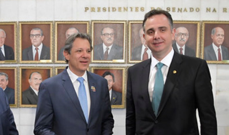 O ministro da Fazenda, Fernando Haddad, e o presidente do Senado, Rodrigo Pacheco (PSD-MG), durante cerimônia sobre um ano dos ataques de 8 de janeiro
