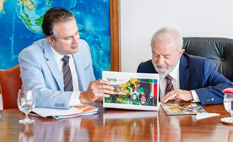 O ministro da Educação, Camilo Santana, em reunião com o presidente Lula, em Brasília