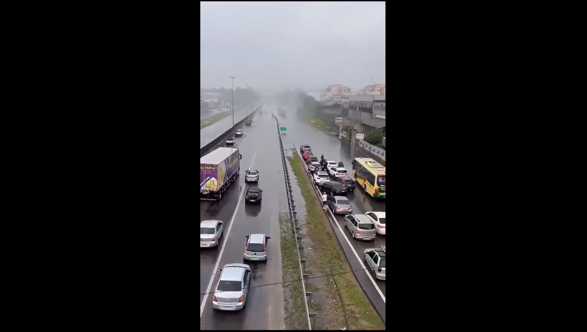 Na sexta-feira (12), trecho da rodovia Washington Luiz, no Rio de Janeiro, ficou alagado