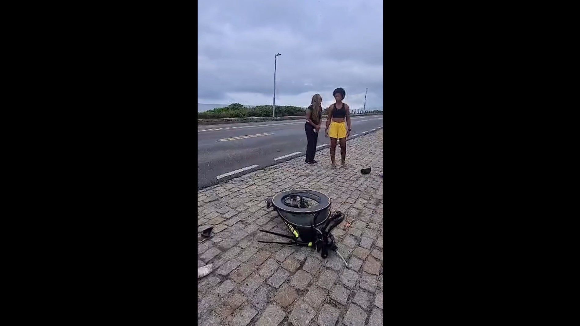 Bicicleta do atleta ficou destruída após o acidente