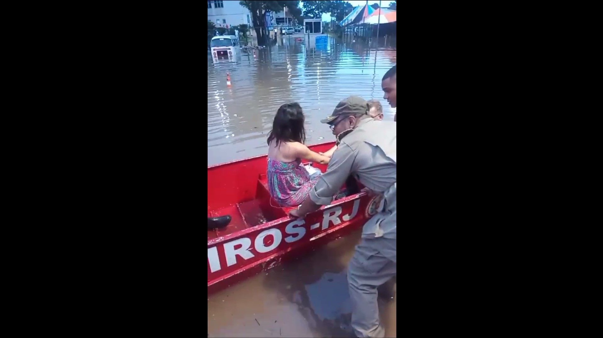 Bombeiros utilizam barco para resgatar grávida em trabalho de parto no Rio de Janeiro