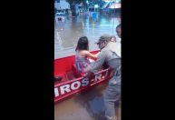 Vídeo: grávida é resgatada de barco durante enchente no Rio; veja