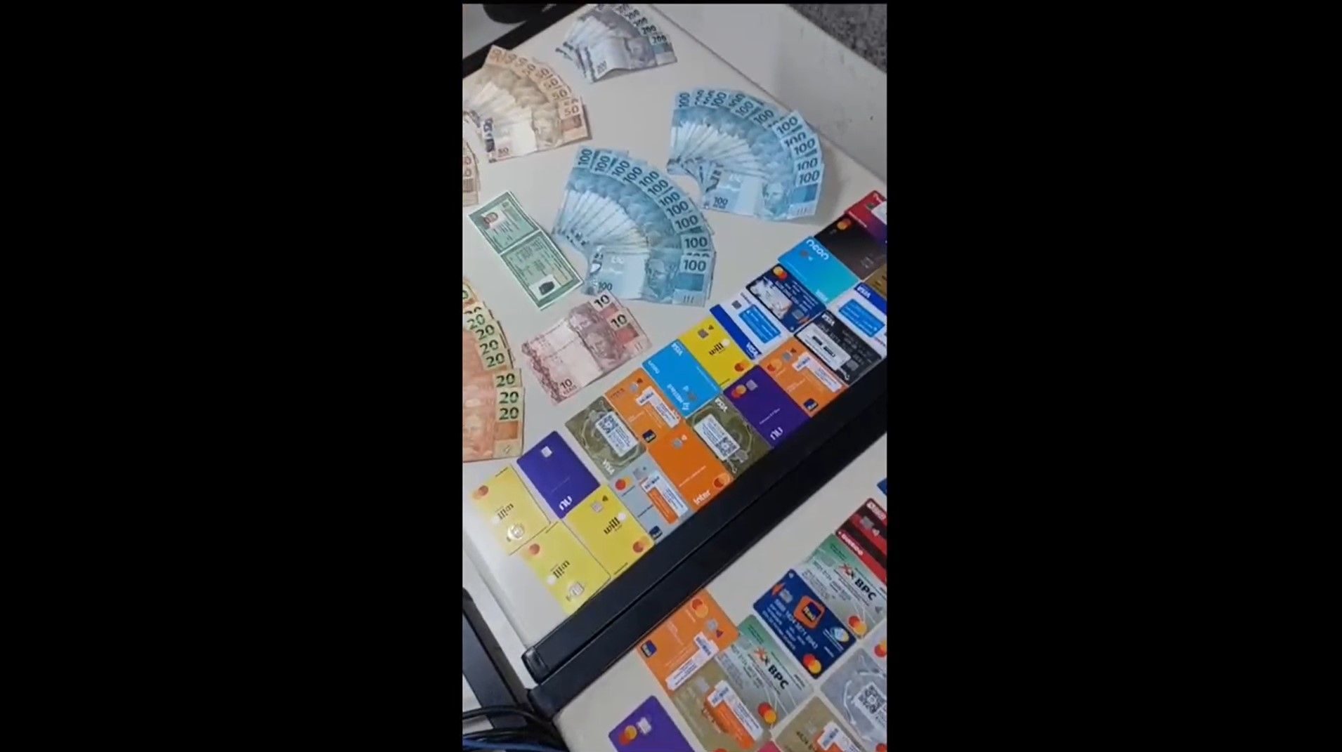 Polícia encontrou R$ 5 mil em espécie e cartões adulterados com o suspeito