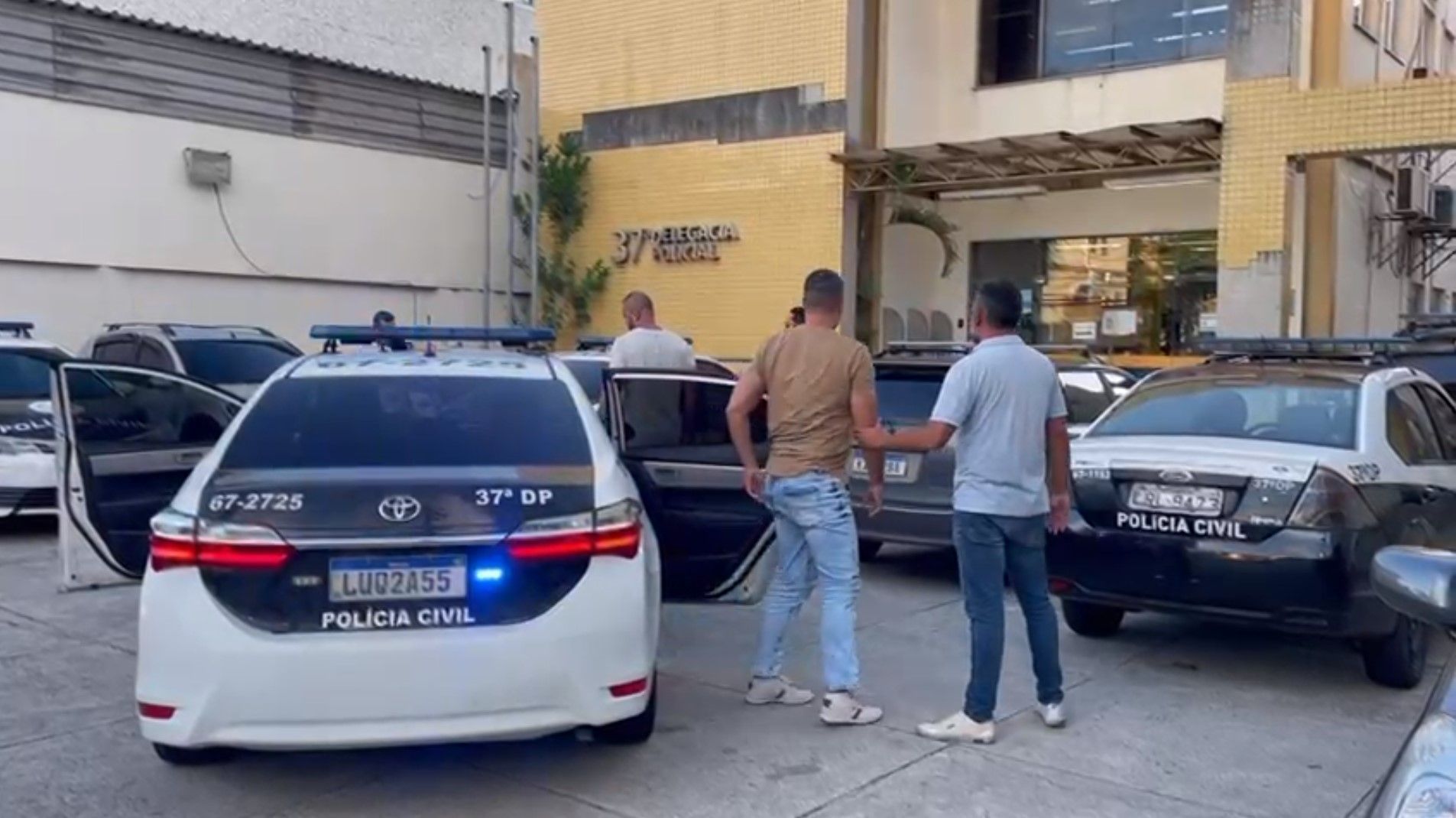 Momento em que o estelionatário é preso pela polícia