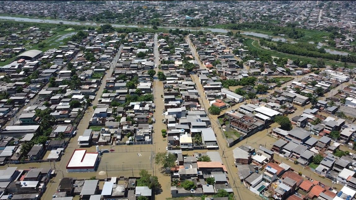 Vista aérea dos alagamentos na Baixada Fluminense