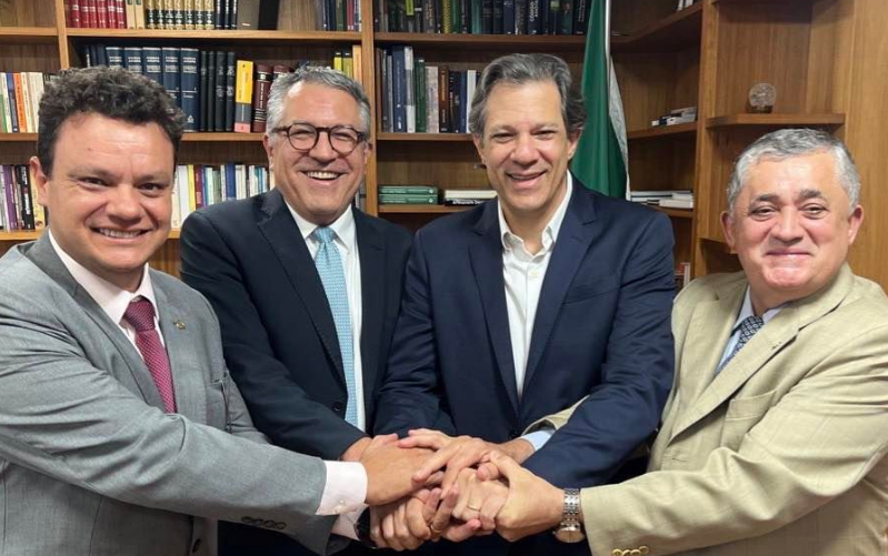 O vice-líder do PT na Câmara, Odair Cunha, os ministros Alexandre Padilha e Fernando Haddad, e o líder do governo na Câmara, José Guimarães