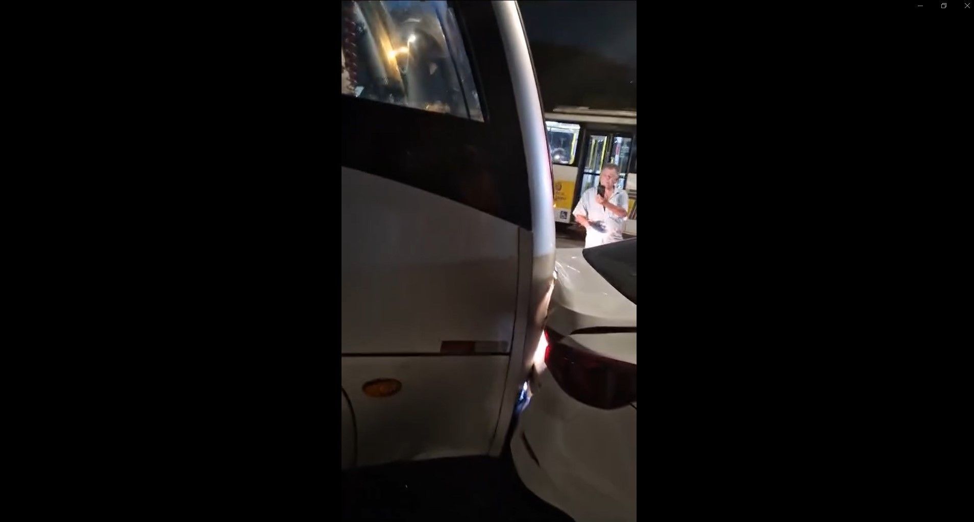 Micro-ônibus bateu em táxis que estavam estacionados no ponto