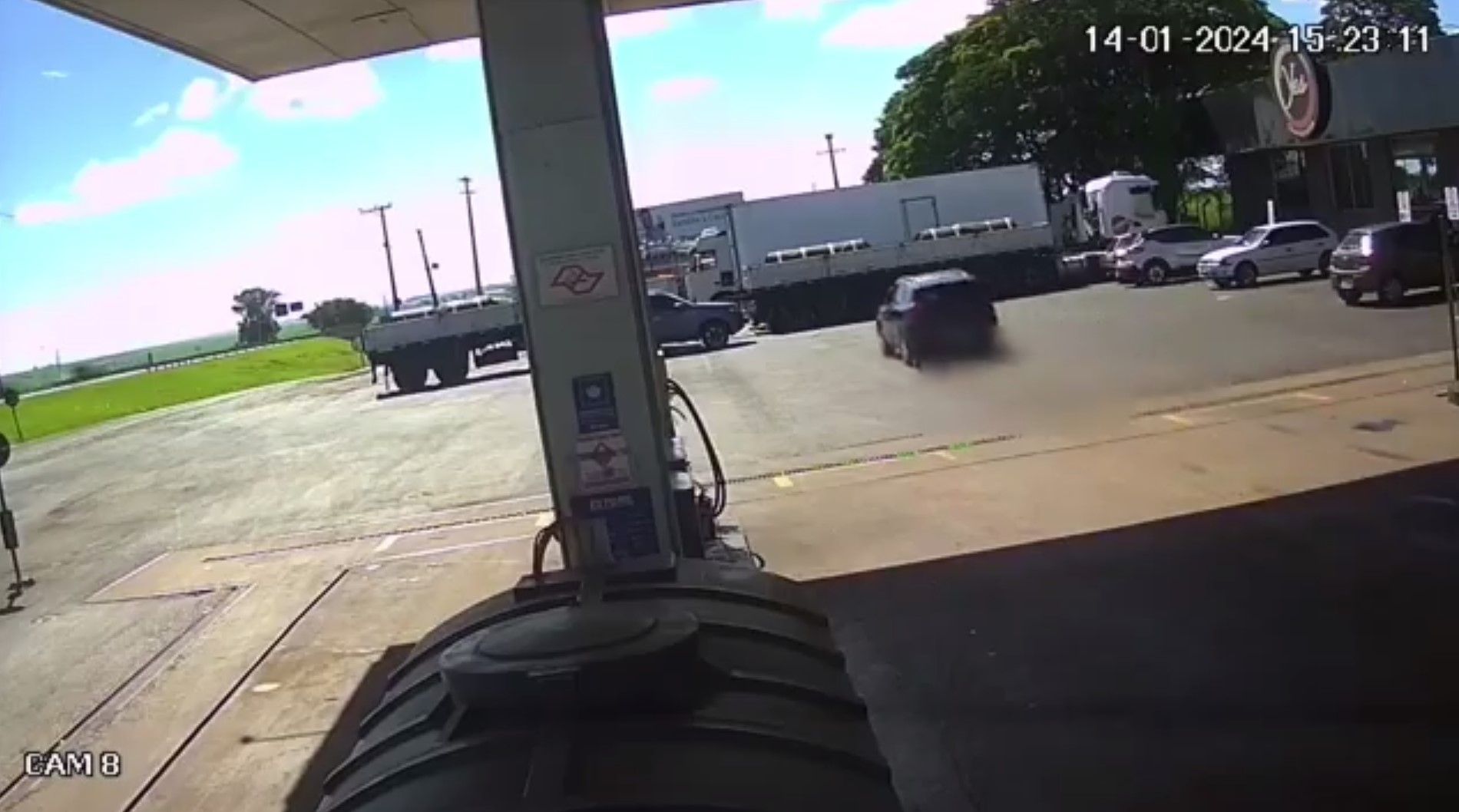 Câmeras de segurança mostraram o momento em que o carro bate no caminhão parado