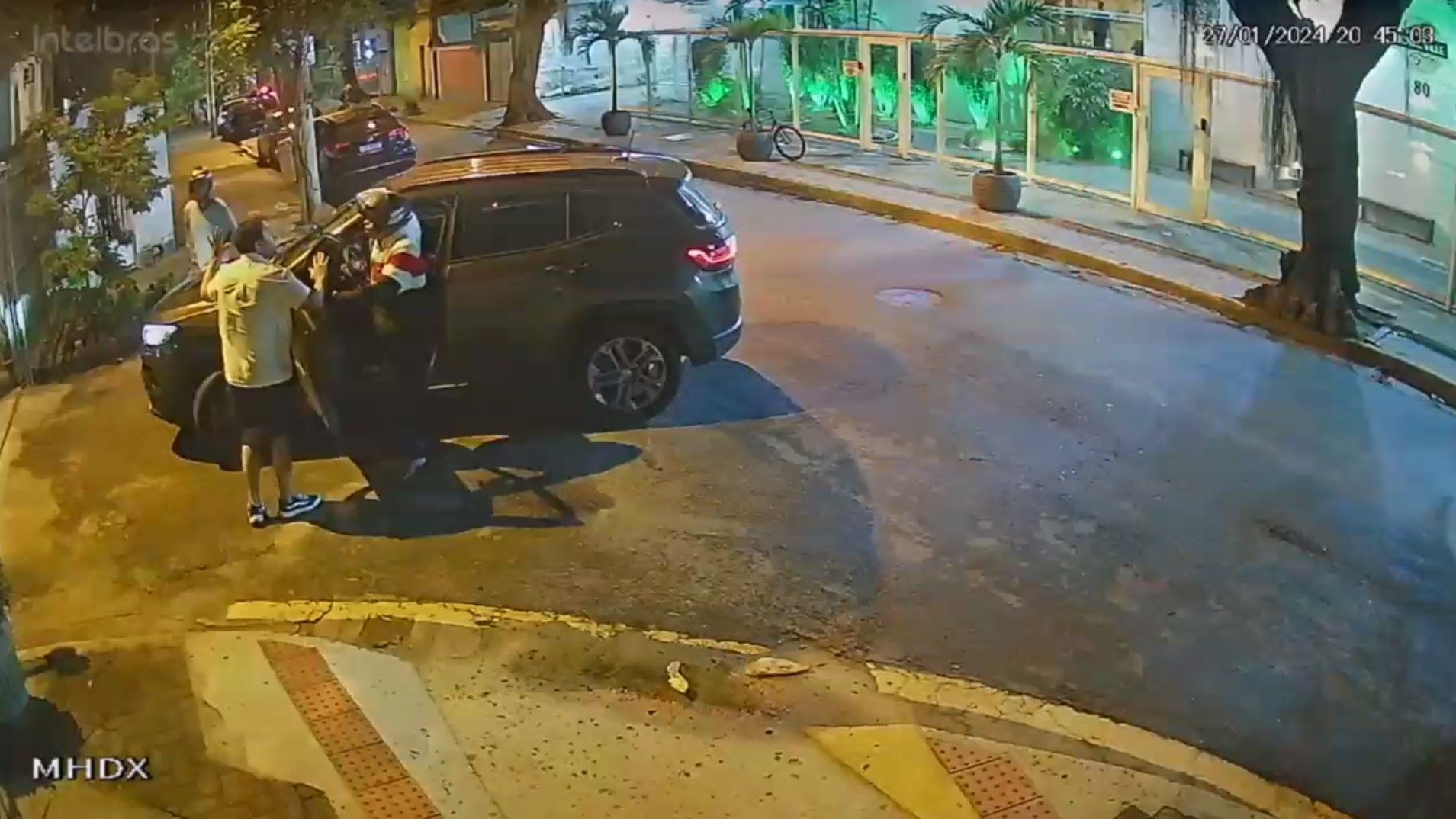 Câmeras de segurança mostram o momento em que a família é rendida na porta de condomínio em Niterói (RJ)