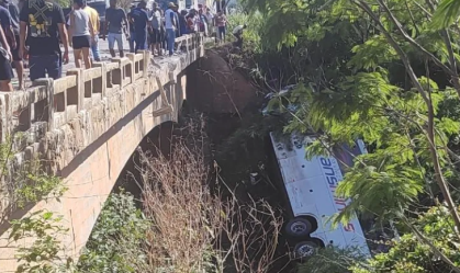Ônibus cai em ribanceira