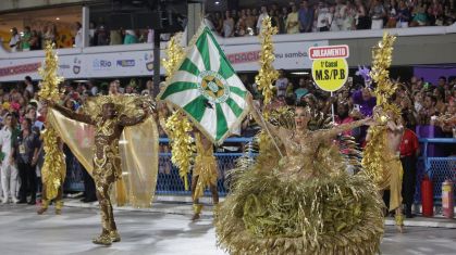 Casal de mestre-sala e porta-bandeira da Mocidade no desfile de 2023