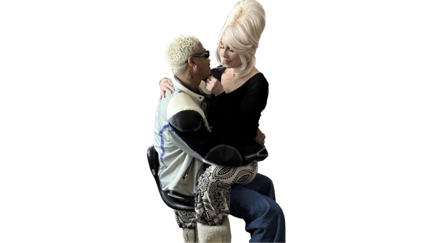 Cantora Cher, 77, e seu namorado, o produtor musical Alexander Edwards, 38, em foto publicada nas redes sociais / Foto: @cher/X/Reprodução