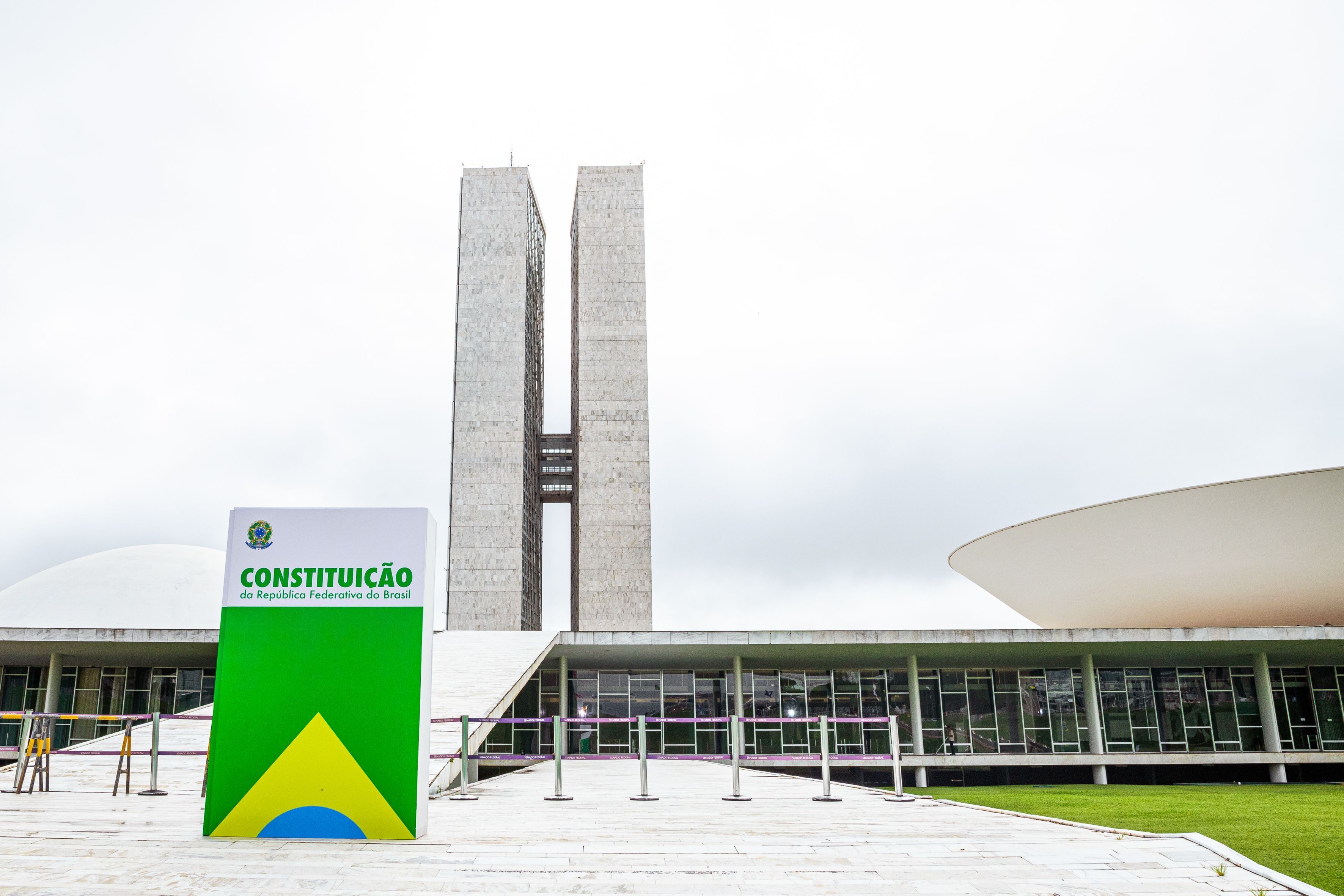 08.01.2024 - Constituição protegendo os Três Poderes