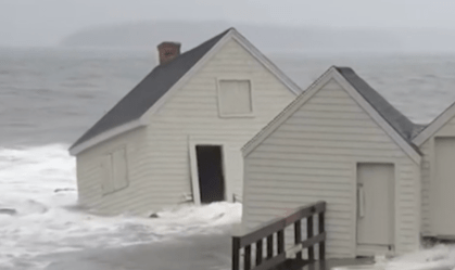 Ponto turístico é levado e destruído por maré histórica no litoral dos EUA; veja 